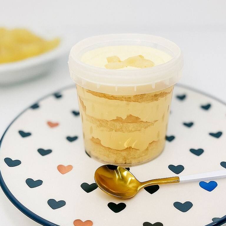 Bolo de pote com massa fofinha de baunilha, recheado com brigadeiro cremoso de leite Ninho e compota artesanal de abacaxi. Uma combinação leve, doce na medida certa e super refrescante!