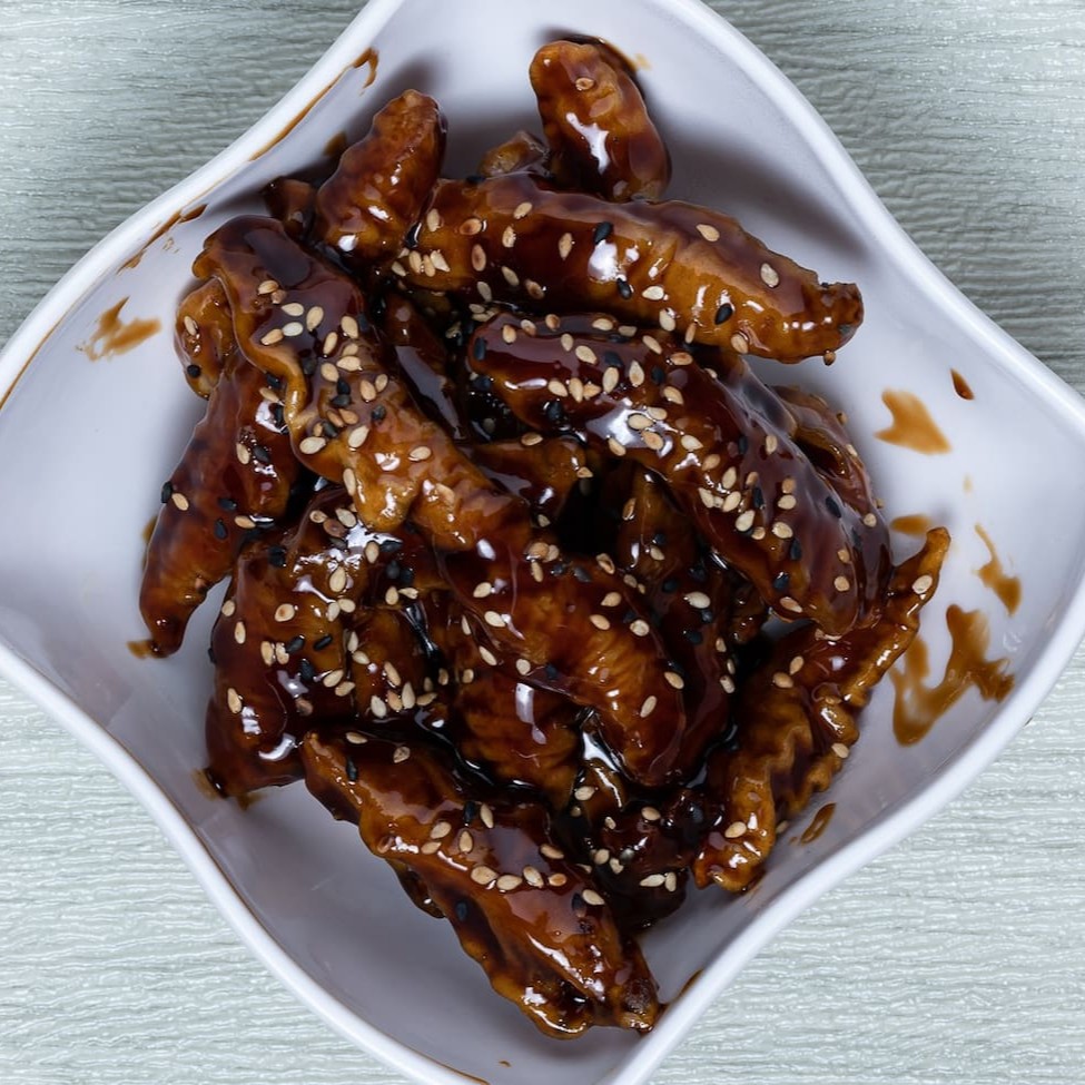 Fatias de lombo suíno com o nosso especial molho teriaky.  Peso: (Aproximadamente 250g)