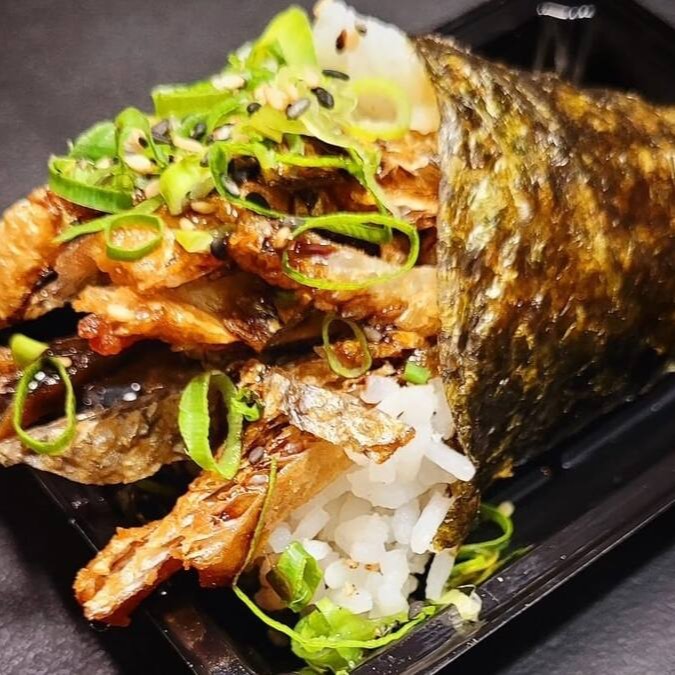 Temaki de arroz, cebolinha, pele de salmão e cream cheese.

Descubra a combinação perfeita entre texturas e sabores com nosso Temaki Skin! Preparado com arroz japonês temperado na medida certa, esse temaki traz a pele de salmão grelhada, crocante e saborosa, que adiciona um toque defumado e irresistível a cada mordida. A cremosidade delicada do cream cheese contrasta maravilhosamente com a pele crocante, enquanto a cebolinha fresca traz um toque aromático e leveza, elevando o sabor a um nível especial. Enrolado na tradicional alga nori, essa é uma opção que une crocância, frescor e suavidade em uma experiência gastronômica única e deliciosa.