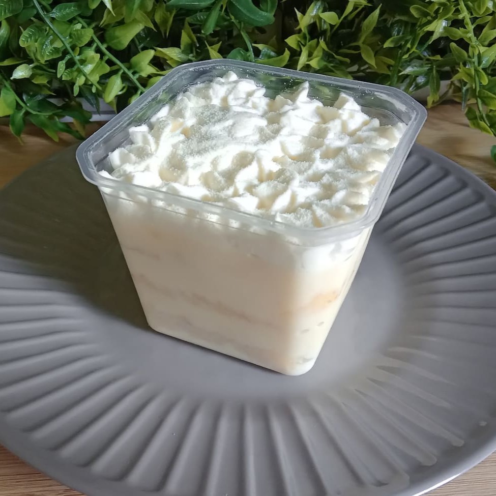 "Descubra nosso delicioso Bolo de Leite Ninho, da categoria"" Ofertas"". Trata-se de um elegante bolo branco, que encanta pelo seu recheio cremoso e suave de leite Ninho. Como toque final, adicionamos um recheio trufado. Este deleite vem em um prático pote de 250ml, ideal para satisfazer sua vontade de um doce indulgente. Experimente e apaixone-se!"