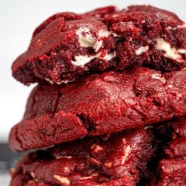 Cookie com nossa tradicional massa red velvet no estilo New york com gotas de chocolate branco e gotas de chocolate amargo!