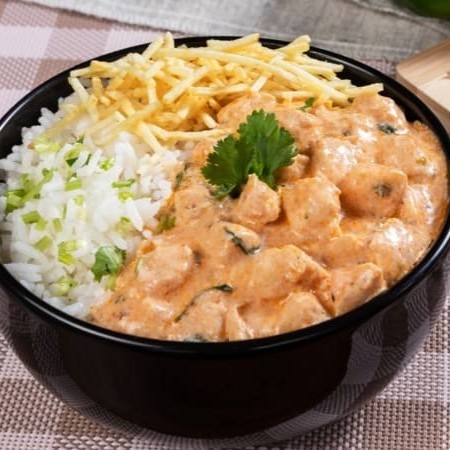 Deliciosa sugestão de almoço e jantar... Strogonoff suculento servido com arroz e batata palha! (Frango/Carne/Camarão)