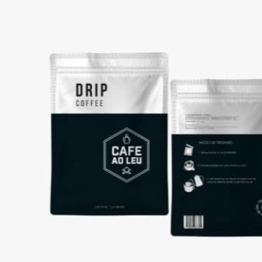 Drip Coffee ao Leu  é um filo individual com café torrado e moído com hastes flexíveis que se encaixa perfeitamente nas bordas da xícara. Diretamente do Caparaó -Es, o café premiado do produtor José Alexandre. Aprecie seu Café ao Leu de maneira prática.