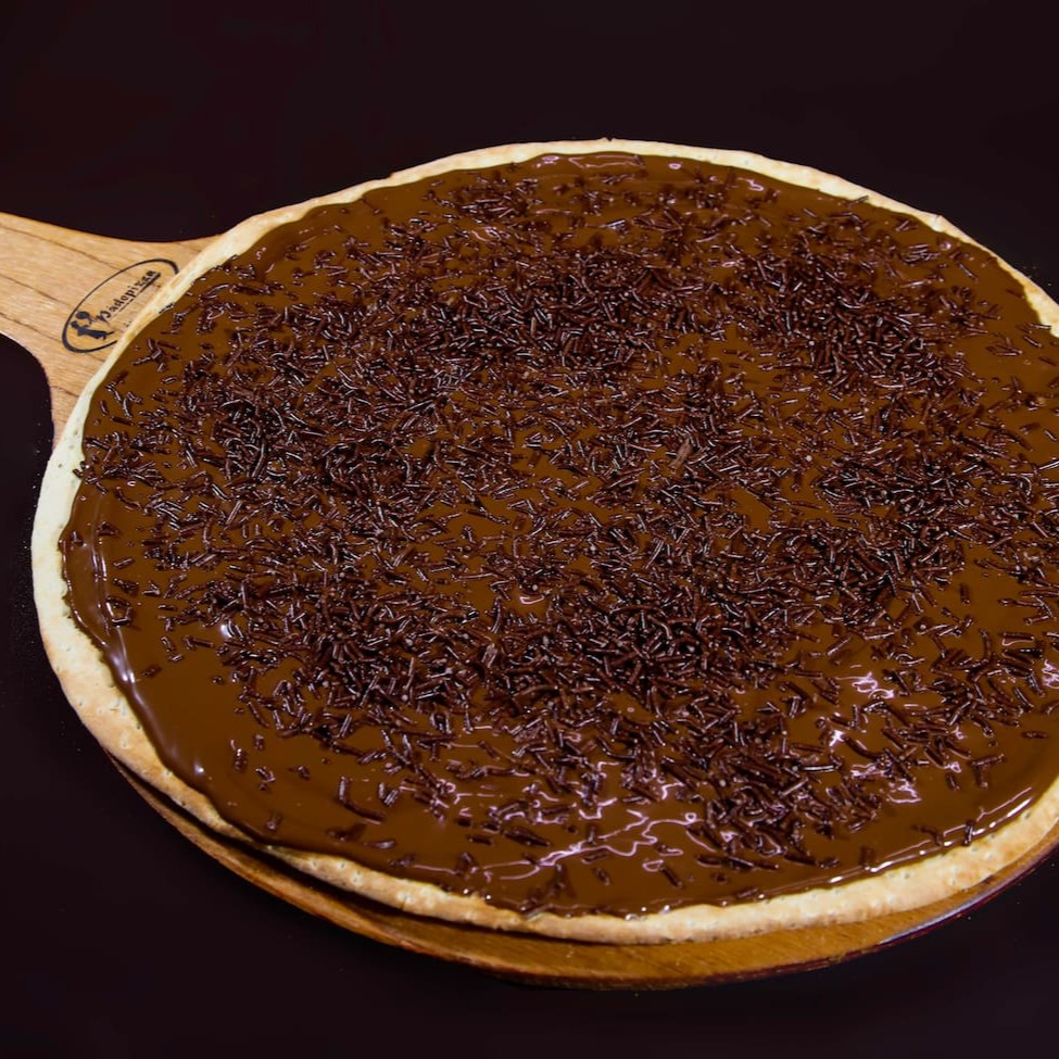 A felicidade das crianças. Massa fina chocolate ao leite, coberto com granulado de chocolate macio. Um verdadeiro brigadeiro em forma de pizza!
