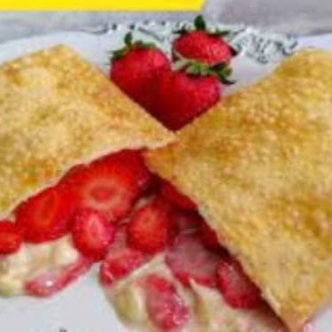 Pastel de aproximadamente 15cm com recheio de creme de Ninho com geleia de morango caseira.
