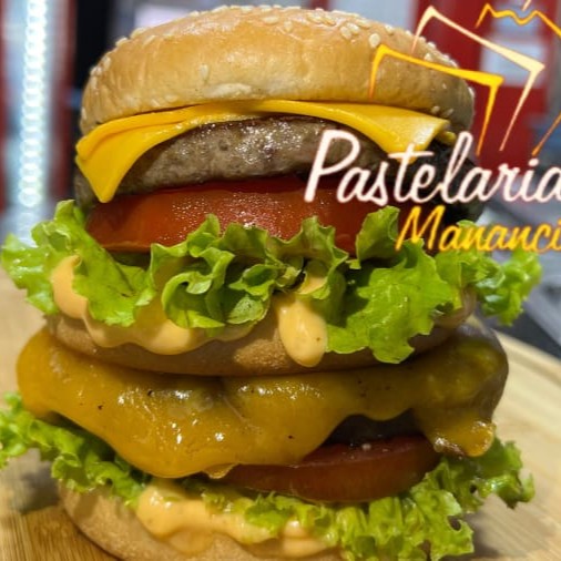 Pão,2 carnes de hambúrguer,2 fatias de queijo prato, cebola,tomate,picles e molho billy jack.