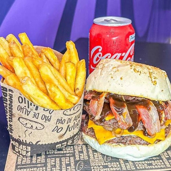 Aí vc se depara com essa refeição completa na tela do seu celular, chamo no zoom, baba um pouquinho na foto, eu sei, zero defeitos, só pedir e ser feliz. Saltitão é composto de 2 carnes grelhadas na churrasqueira com duplo cheddar, bacon artesanal defumado, cebola roxa flambada e barbecue.