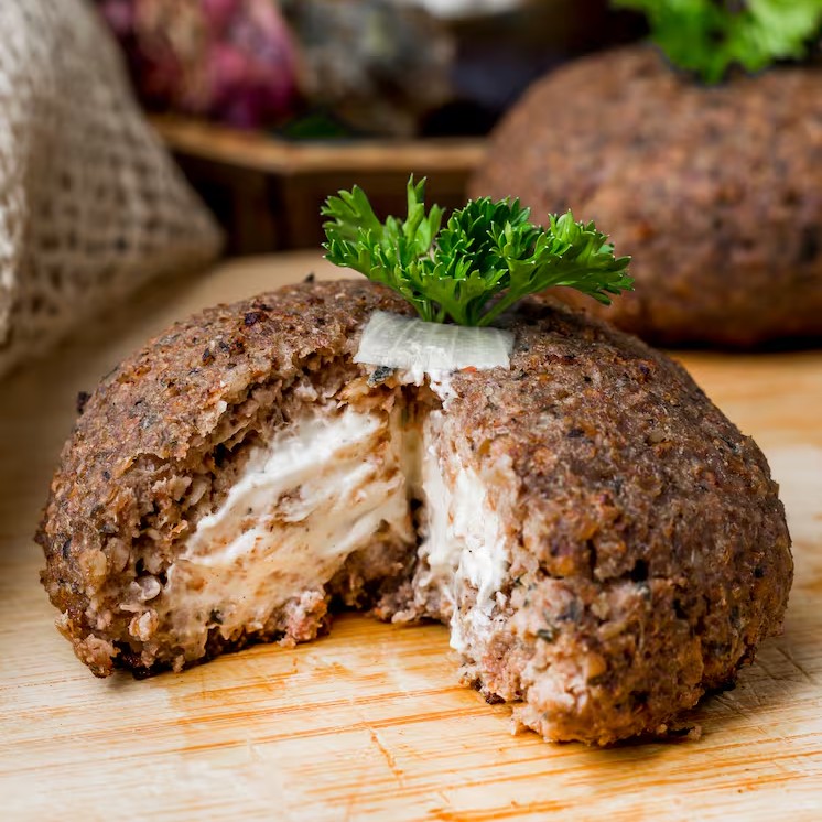 Delicioso Kibe assado e recheado com carne blend e cream cheese. (contém pimenta síria e especiarias).