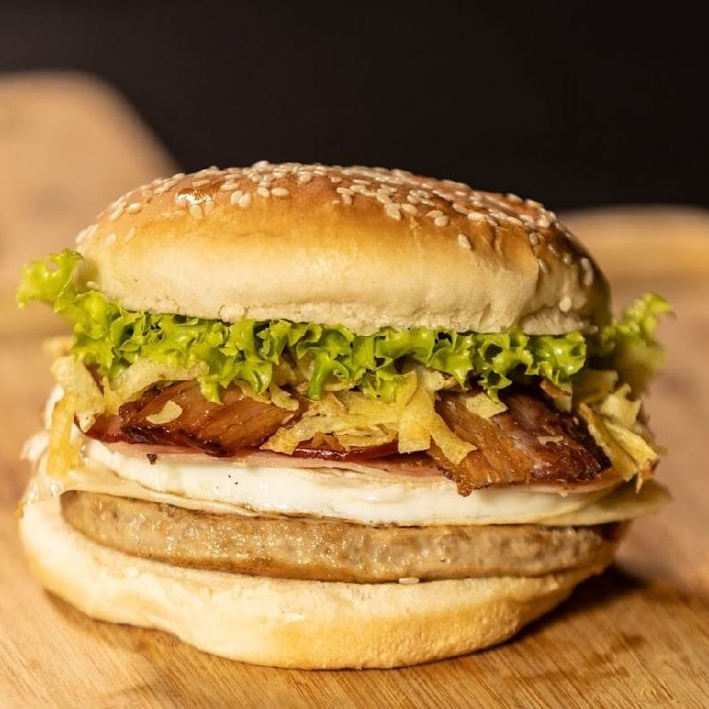 Pão, carne (56gr), queijo, presunto, ovo, bacon, calabresa, alface e batata palha