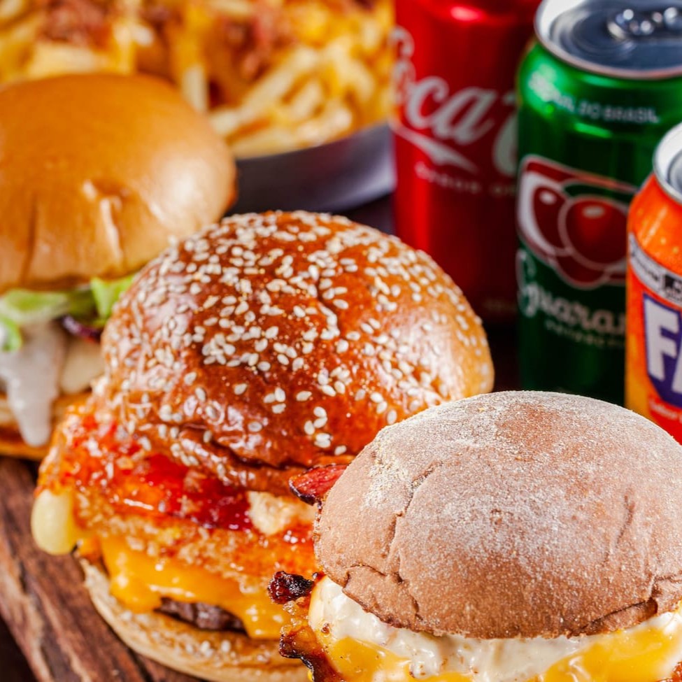 3 Quaisquer Sanduíches ( Sim, Vale Pro Monster E Pro P&P) + Joker Fries ( Aquela Batata Braba Com Farofa De Bacon E Creme De Cheddar De Verdade, Feito Aqui) + 3 Refris Lata