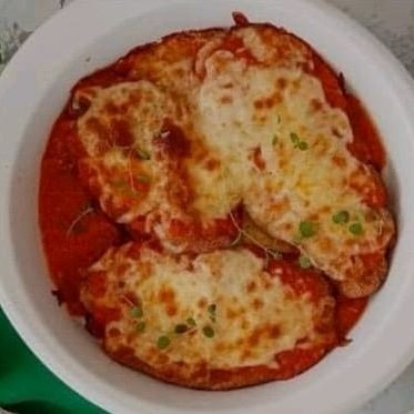 Filé de frango  à parmegiana, todos os itens irão separados.            A marmita acompanha Arroz, feijao, fritas e farofa.                          Quantidades: Arroz:        440 gramas. Feijão:       300 gramas. Fritas:        200 gramas in natura. Proteina:   300 gramas in natura.