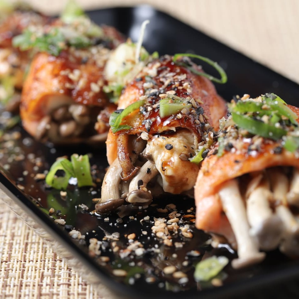 Shimeji e cream cheese envolto em salmão levemente grelhado.