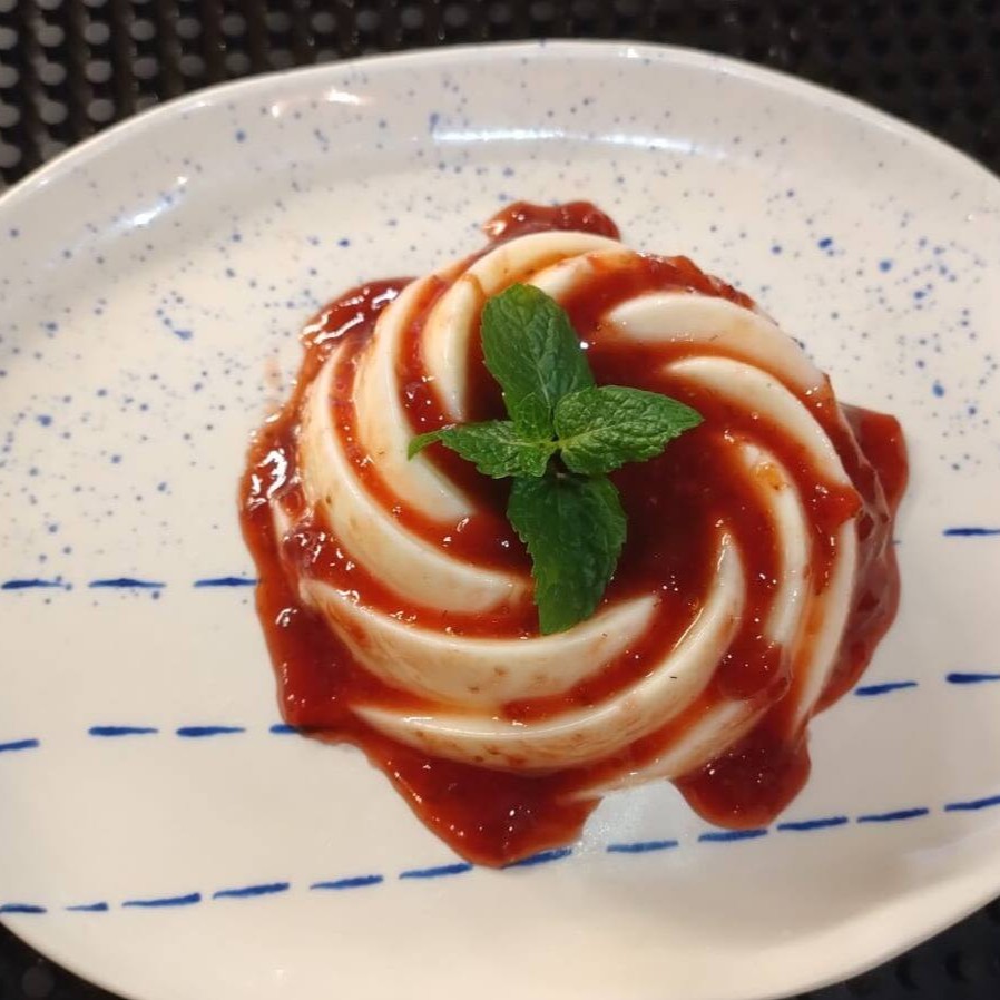 Creme italiano com baunilha e gelatina, banhados em geleia de frutas vermelhas.