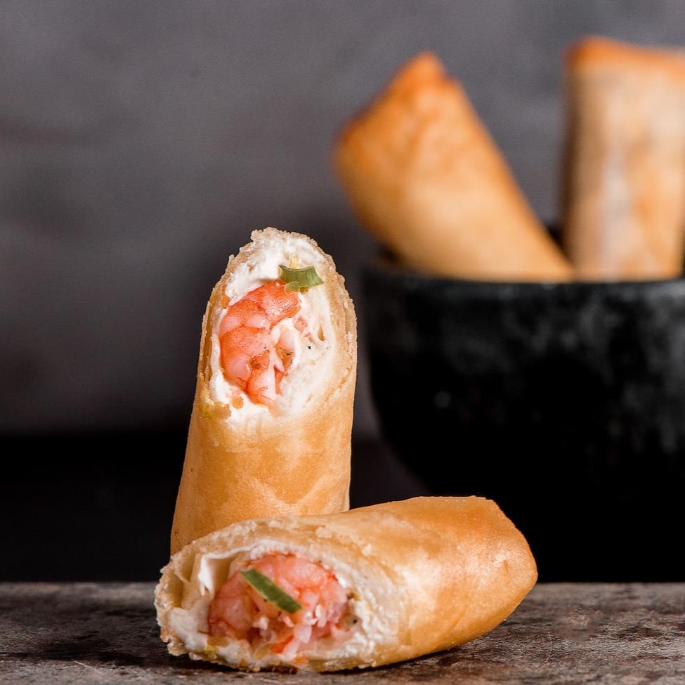 Rolinho primavera recheado com camarão, cream cheese, alho poró e cebolinha.