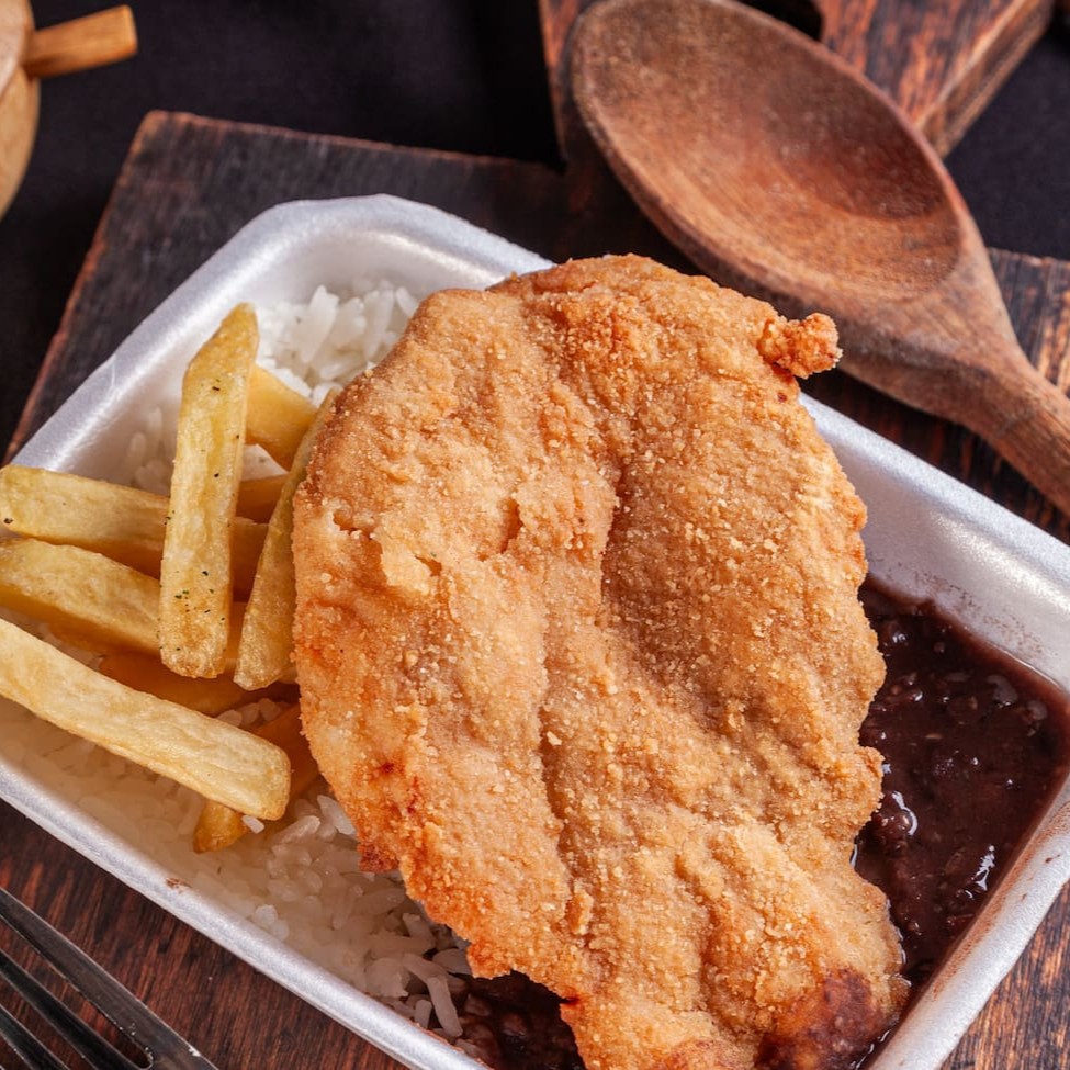 Bom, bonito e baratíssimo, do jeito que o brasileiro gosta! Vem com (100g ) de frango deliciosamente empanados e servidos junto com arroz, feijão, 1 acompanhamentos a escolher..