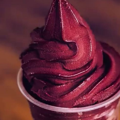 Nosso delicioso açaí de qualidade excepcional com diversas opções de guloseimas incluso sem nenhuma taxa.com direito a chantilly artesanal batido com Ninho e deliciosa fruta disponível no nosso cardápio!