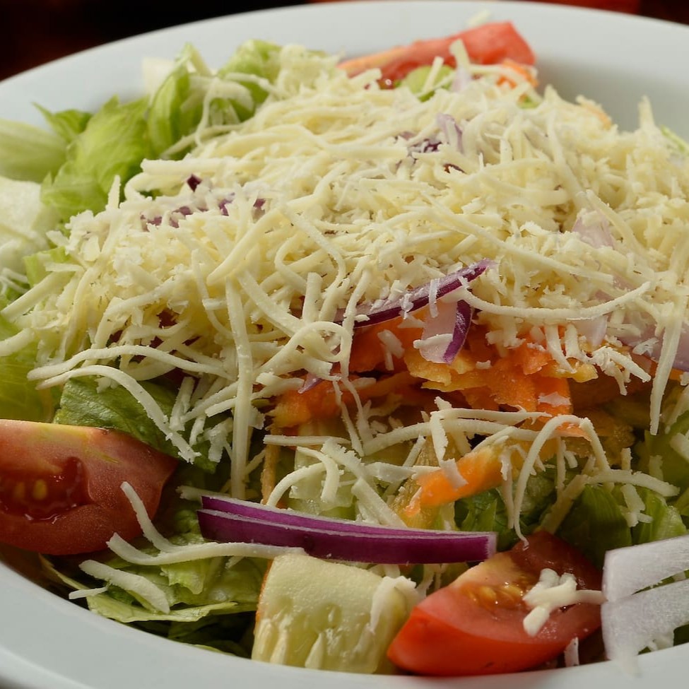 O melhor mix. Alface, cenoura ralada, pepino, tomate, cebola roxa e mix de queijos.