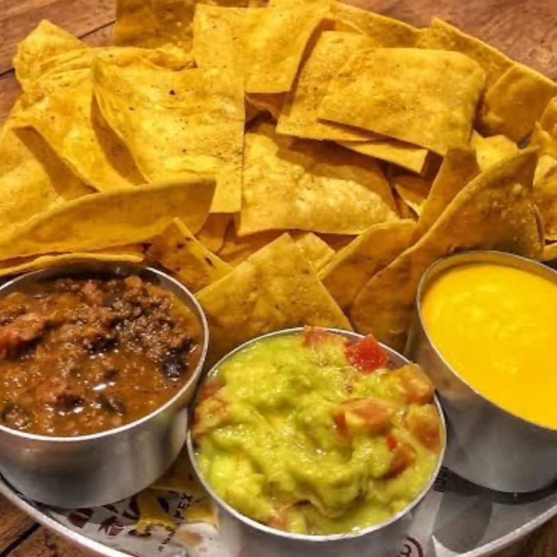 1 Molho Chedar 140 ml + 1 Molho Chillibeans 140 ml + 1 Guacaole 140 ml + 1 Tortilha