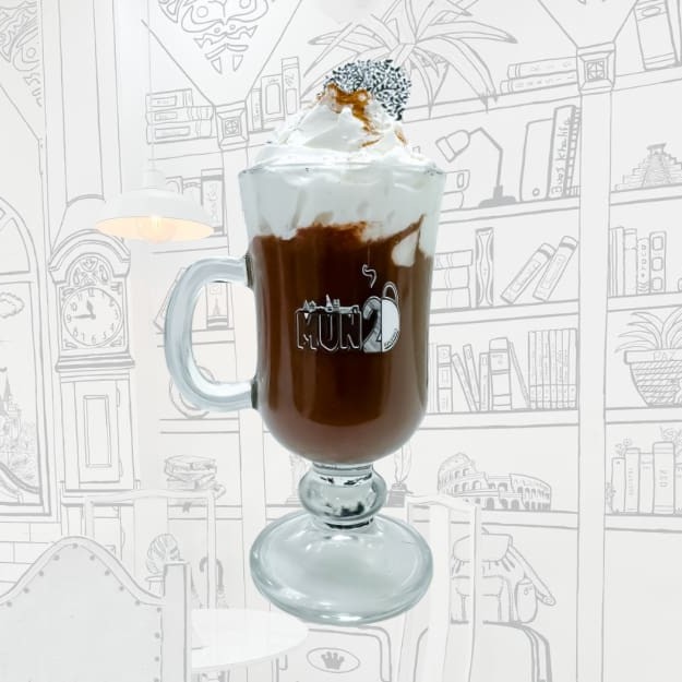 Chocolate quente cremoso Europeu, acompanhado de Chantilly e finalizado com avelã.