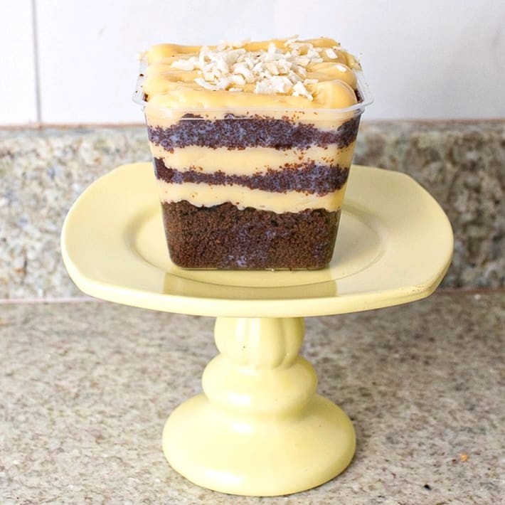 Massa fofinha de chocolate, recheio cremoso de Prestígio gourmet e finalização com coco ralado – 250ml.