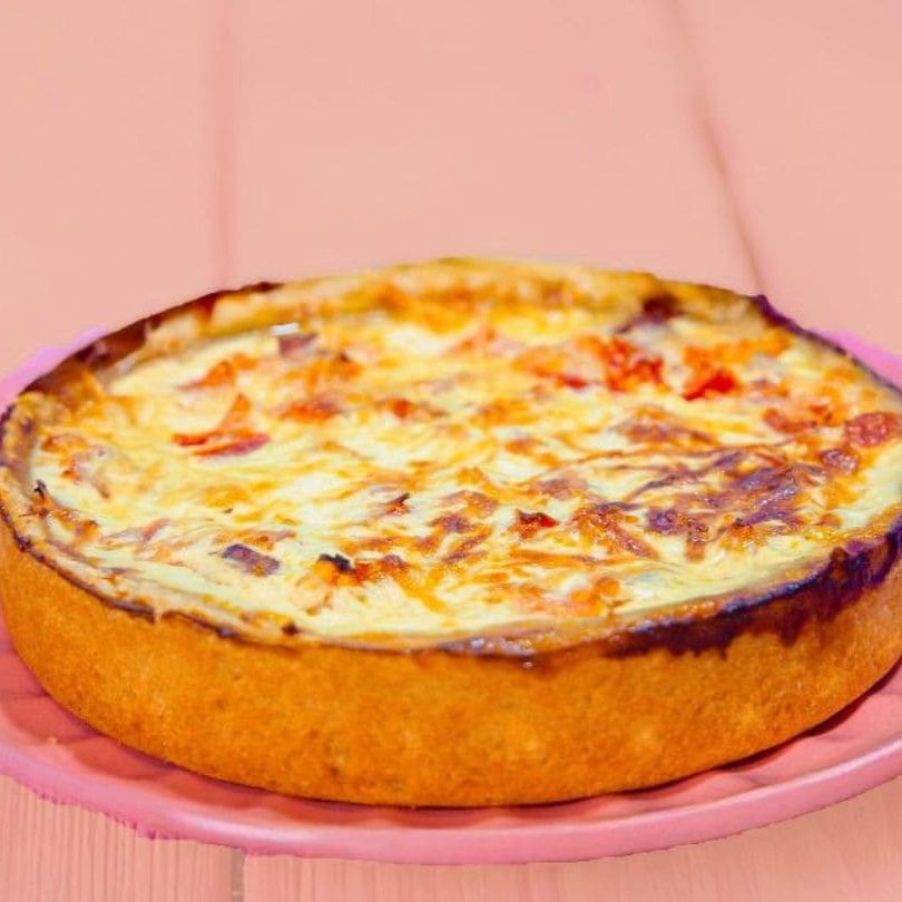 Uma porção individual clássica e irresistível! Massa leve e amanteigada, recheada com calabresa dourada e um toque especial de temperos que deixam cada mordida inesquecível. Perfeita para quem ama um sabor marcante!