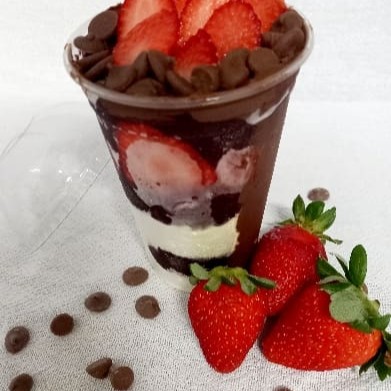 Copo com açaí, leite condensado, morango, leite em pó, chocolate em gotas e creme de avelã para decorar.Este Copo É Enviado Já Montado _ Não Podendo Alterar Ou Enviar Complementos À Parte.
