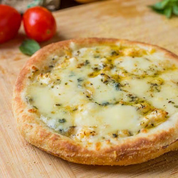 Esfiha Quatro Queijos: Recheada com mussarela, gorgonzola, queijo minas e parmesão, polvilhada com orégano. Uma combinação deliciosa e irresistível para os amantes de queijo!