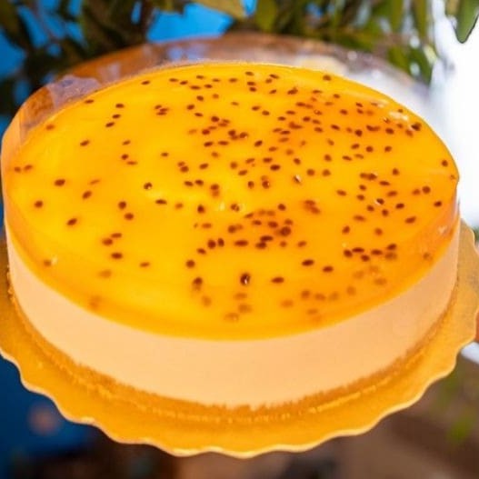 Nosso deliciosa torta de Maracujá é composta por Gelato de  Fior di Latte, Geleia de maracujá e base de biscoito amantegado crocante.