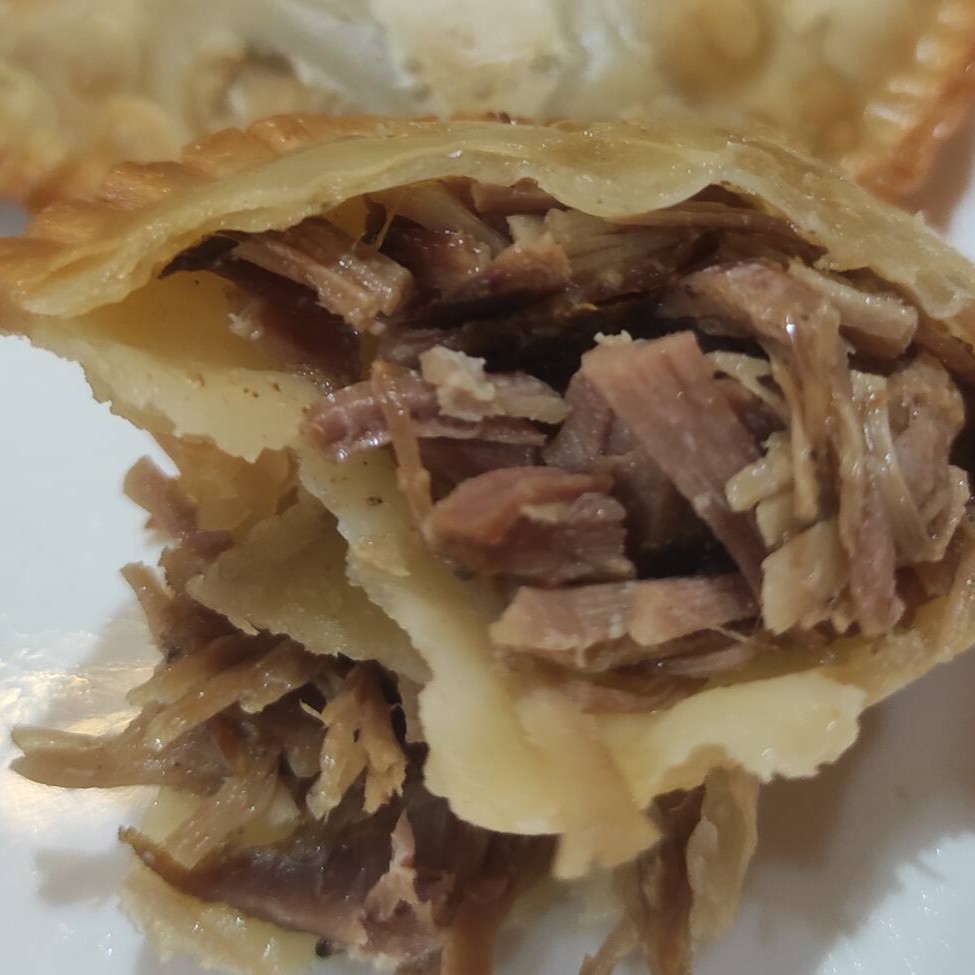 Pastel crocante e bem recheado com nossa suculenta costela bovina defumada, proporcionando um sabor marcante e defumado em cada mordida. Uma experiência deliciosa e única!