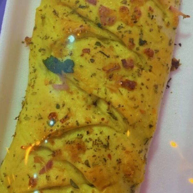 Descubra a exuberância da nossa Trança Recheada de Calabresa, um prato digno de destaque em nossa categoria Baguete/Trança Recheada. Esta obra-prima culinária consiste em um baguete delicado e perfeitamente dourado, generosamente recheado com calabresa de alta qualidade. A combinação irresistível da textura crocante do pão com o sabor robusto e levemente picante da calabresa proporciona uma experiência gastronômica única. Uma delícia que vai além das expectativas, perfeita para qualquer hora do Dia.