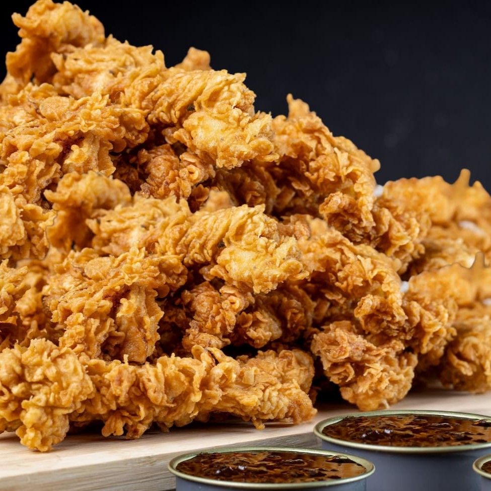 24 unidades de filezinho crispy, bem servidos, sequinhos e suculentos, feitos pra matar a fome de verdade com muito sabor. Vem com 4 potes de molho Grátis pra você se jogar sem miséria. Um combo gigante pra quem quer matar a fome com tudo.