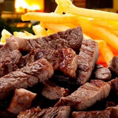 Desfrute de 400g de suculentas fatias de picanha salteadas na cebola e salpicadas com alho, garantindo um sabor intenso e irresistível. Acompanhado de farofa crocante, batatas fritas douradas e aipim macio, este prato oferece uma combinação perfeita de texturas e sabores. Uma refeição completa que vai conquistar seu paladar.