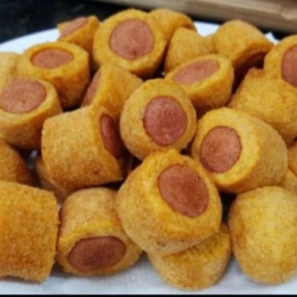 Apresentamos o nosso Enroladinho de Salsicha, um prato estrela da categoria 'Salgados e Pão de Queijo Congelados'. Elegante e saboroso, este pacote contém 50 unidades cuidadosamente preparadas. Cada enroladinho é um prazer à parte, com uma salsicha selecionada, envolta em uma massa leve e dourada. Perfeito para servir em festas ou saborear em casa. Nosso Enroladinho de Salsicha é uma opção irresistível para quem aprecia a combinação perfeita de sabor e praticidade.