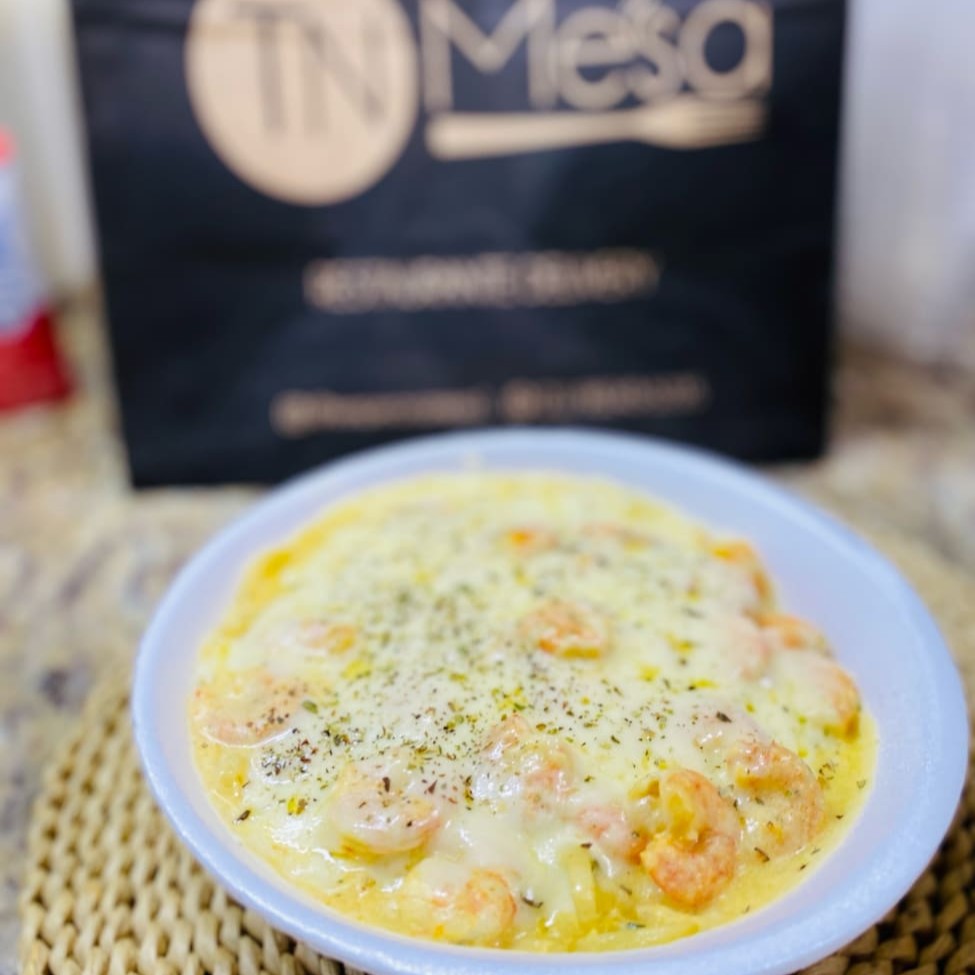 Delicioso macarrão com molho branco de camarão e mussarela, na vasilha 750ml