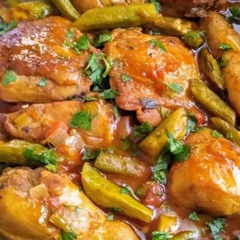 Apresentamos a 'Frango com Quiabo', uma especialidade da casa. Este prato é uma experiência gastronômica única, com um delicioso frango cuidadosamente preparado, acompanhado de quiabo fresco e suculento. Acompanha também uma porção generosa de arroz branco soltinho, feijão preto rico em sabor e a nossa irresistível farofa caseira. Ideal para uma pessoa, as guarnições como o feijão e a farofa são enviadas separadamente para preservar a sua textura e sabor. Desfrute dessa maravilhosa marmita no seu almoço e dê um toque especial ao seu Dia!