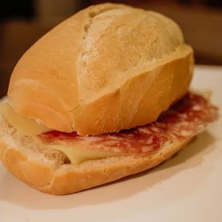Pão francês ou Suíço, quente ou frio com Salaminho Gourmet Seara e queijo mussarela, prato ou minas.