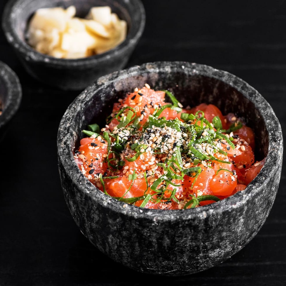 Cubos de salmão finalizado com farofa de gergelim e cebolinha.