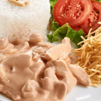 Delicioso strogonoff de frango com batatinha palha, arroz e saladinha . Definitivamente uma refeição levinha e saudável .