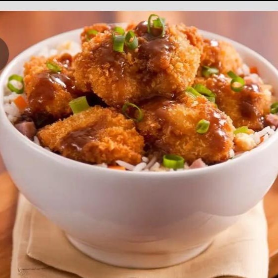 Base De Arroz Japonês Coberto Com Legumes Refogados Ao Molho Oriental +  Frango Crocante Empanado Na Farinha Panko Com Cobertura De Molho Tare.