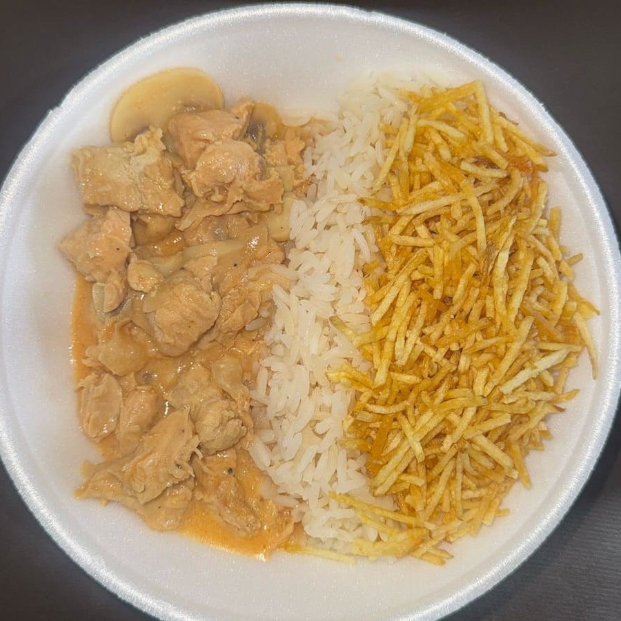 Acompanha arroz, strogonoff com champignon, acompanhamento...