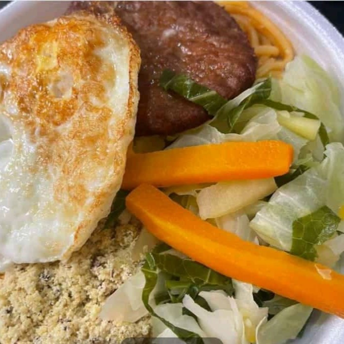 Arroz, feijão, Macarrã, salada verde, farofa e Frita