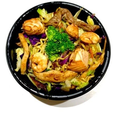 Carne alcatra, frango, camarão frescatto,  salmão ,repolho roxo, cenoura, acelga, repolho verde, brócolis e molho do cheff.