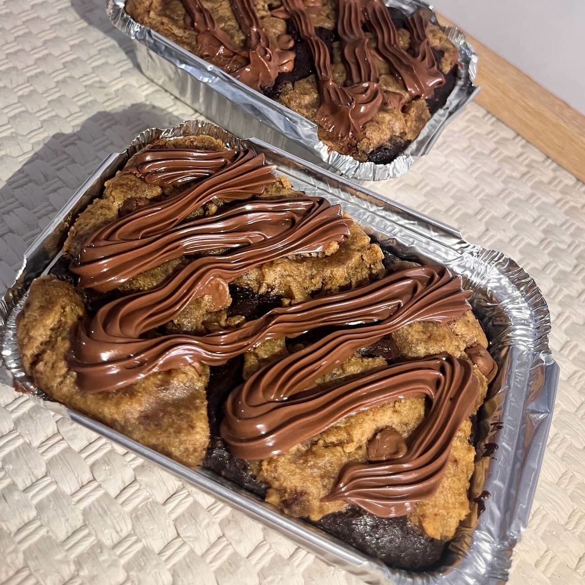 Delicioso brownie molhadinho com pedaços de cookies crocantes e gotas de chocolate com Nutella.