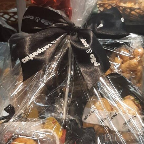 01 Baguetinha de gergelim,
01 Biscoito de polvilho (150gr)
01 Bolo da casa (sabores)
02 Broas tradição,
04 Pães de queijo,
02 Croissant de chocolate
02 Queijadinhas
01 Salada de frutas,
02 Geleias artesanal,
02 Manteigas sache,
01 Suco natural 
01 Café soluvel,
01 Chá importado.