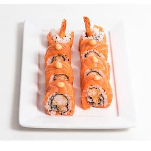 Camarão empanado coberto com sashimi de salmão