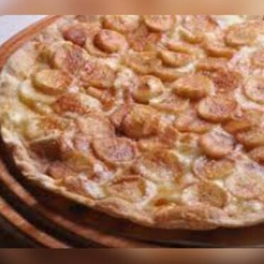 Massa fininha e crocante,  um pouco de queijo, banana e canela(35cm)