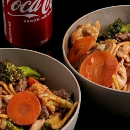 1 Yakisoba tradicional de 500 g de carne e frango refogado com legumes, mais 4 unds de harumaki de doce de leite e uma refrigerante em lata