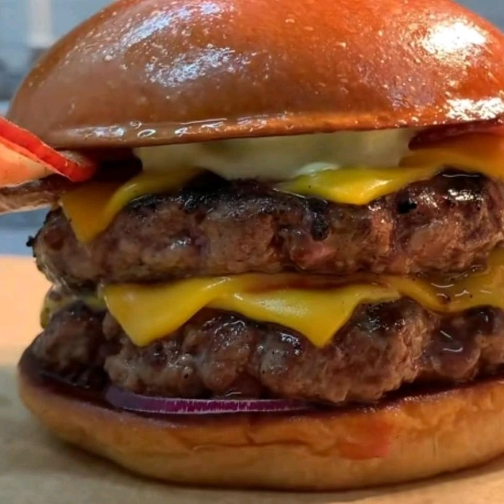 Pão artesanal,duas carnes artesanal e duas fatias de queijo, cebola, Bacon, batata frita e ovo , Calabresa