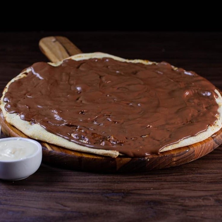 Clássico absoluto. Chocolate ao leite derretido sobre massa crocante. É simples, direto e certeiro — tipo aquele crush que não enrola.