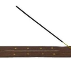 O Incensário Régua  é a escolha perfeita para quem busca elegância e funcionalidade em um só item. Feito de madeira de Sheesham, conhecida pela sua durabilidade e beleza única, este incensário tem um design sofisticado em formato de régua, ideal para acomodar bastões de incenso de forma prática e segura. Sua superfície delicadamente trabalhada destaca a textura da madeira, adicionando um toque de charme ao ambiente. Perfeito para momentos de relaxamento e meditação, combina estética e praticidade, tornando-se um acessório indispensável para quem aprecia o aroma e a tranquilidade que o incenso proporciona.